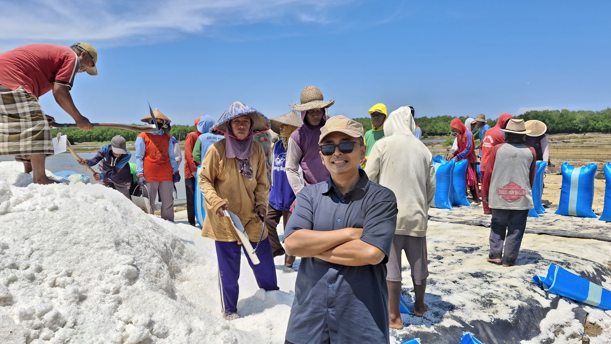 Aktivitas produksi garam di area tambak
